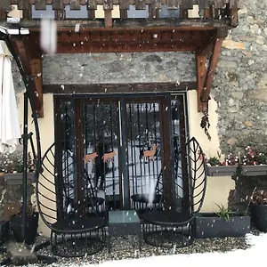 https://au-sommet-des-narcisses.hotels-rhonealpes.com